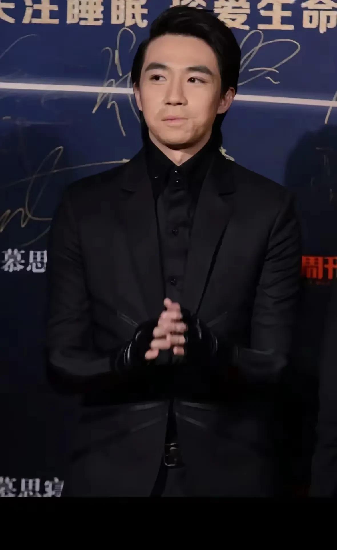 明眼人都能看出来  
王晓晨根本不爱俞灏明，就是在吊着他  
俞灏明没有官宣之前