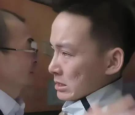看到谢浩男这张照片，我才明白坚强只是他的“面具”。
他终于有了爱他的家人，不用