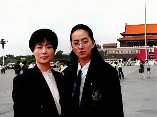珍贵的老照片！1990年，梅艳芳和姐姐梅爱芳的珍贵合影。可惜的是两人都是宫颈癌去