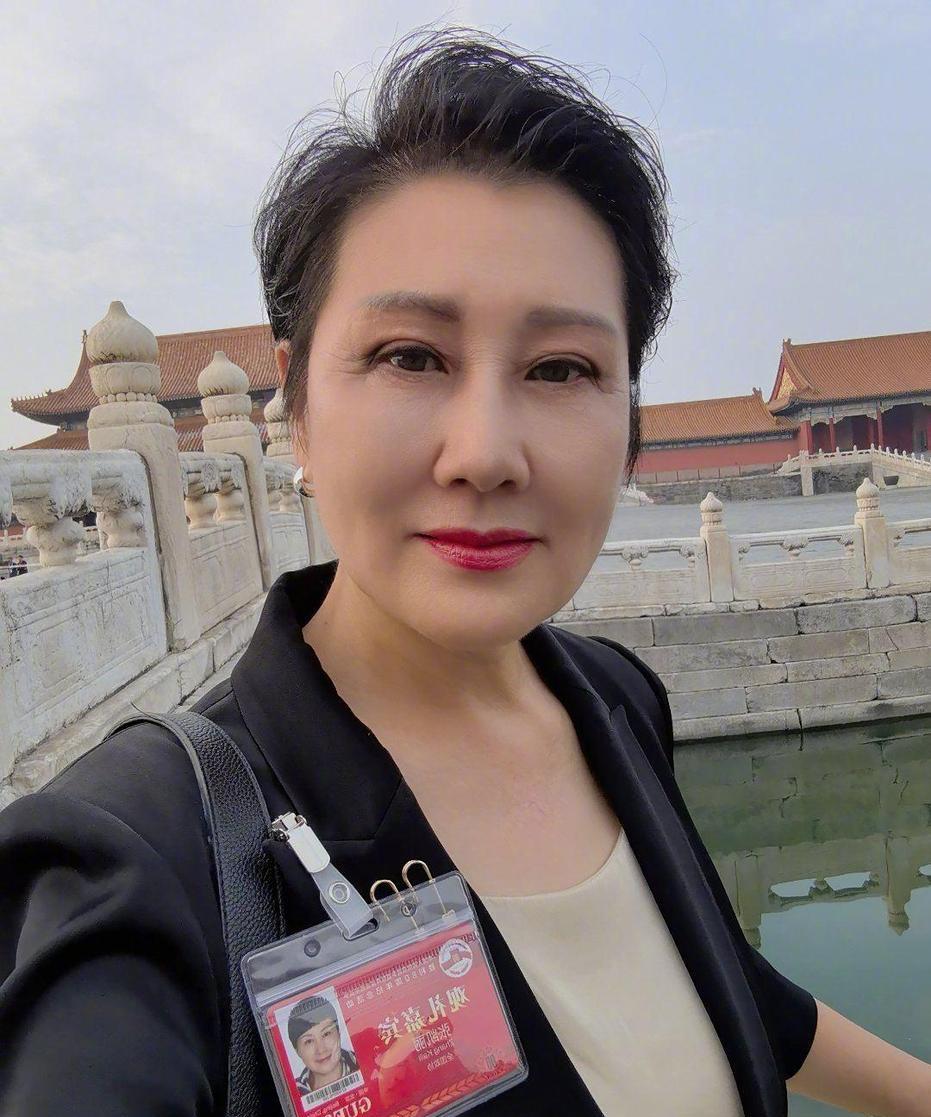63岁的张凯丽在阅兵观礼台上，望着方阵与战机热泪盈眶，真情流露的视频引发全网共鸣