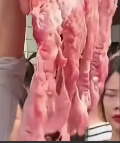 近日，有报道称四川富顺某小学食堂采购的猪肉存在质量问题，引发家长们强烈不满。
