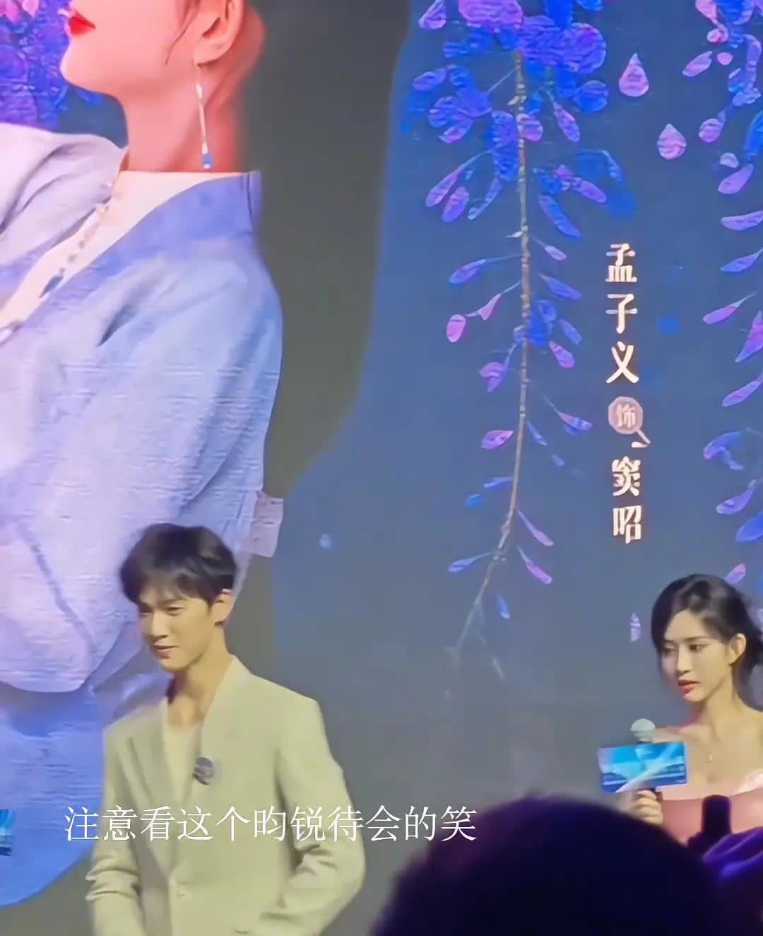 小林看到韩甜甜os：捏，她不让我扶，你去咯
小林: 姐怎么样我表现得是不是很好
