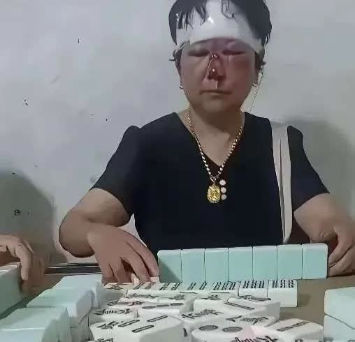 陕西，一女子晚上去麻将馆找丈夫，丈夫正和朋友在打麻将。于是她坐在一旁等候。不久，