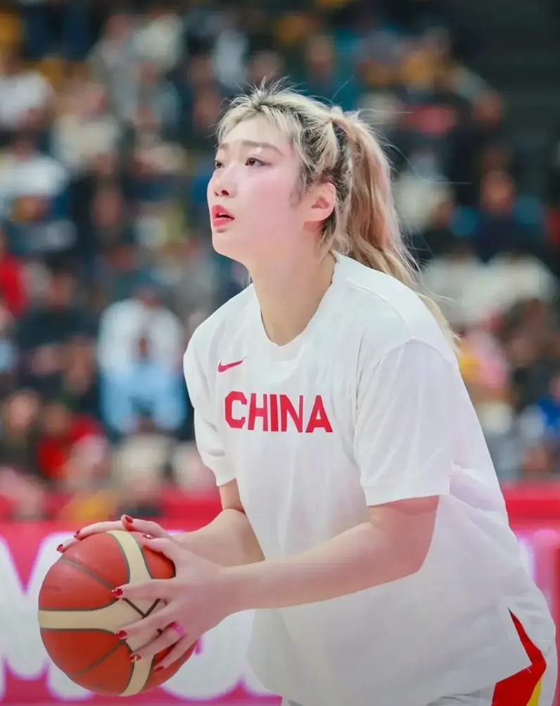  郑薇评价自己的弟子李梦:她是国内最好的球员，是一个非常全面的攻击手团队核心。