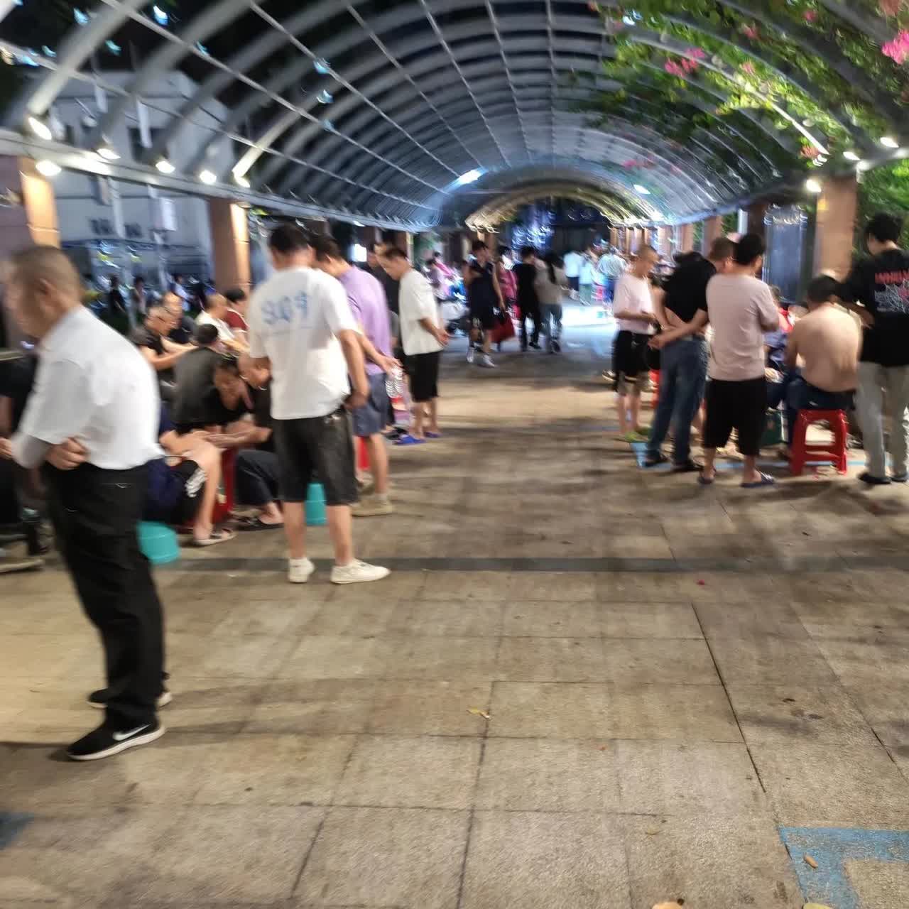 妈妈今天突然说“年纪大了，就尽量呆在老家，不出来来。”

我觉得奇怪，怎么突