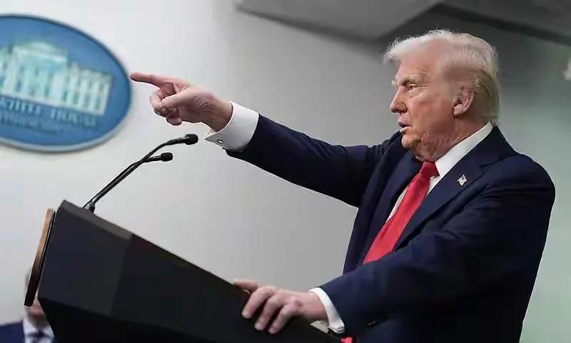 万万没想到，
美国出手了！
然而，这一举措并未如愿打动中国市场，反而引发了对芯片