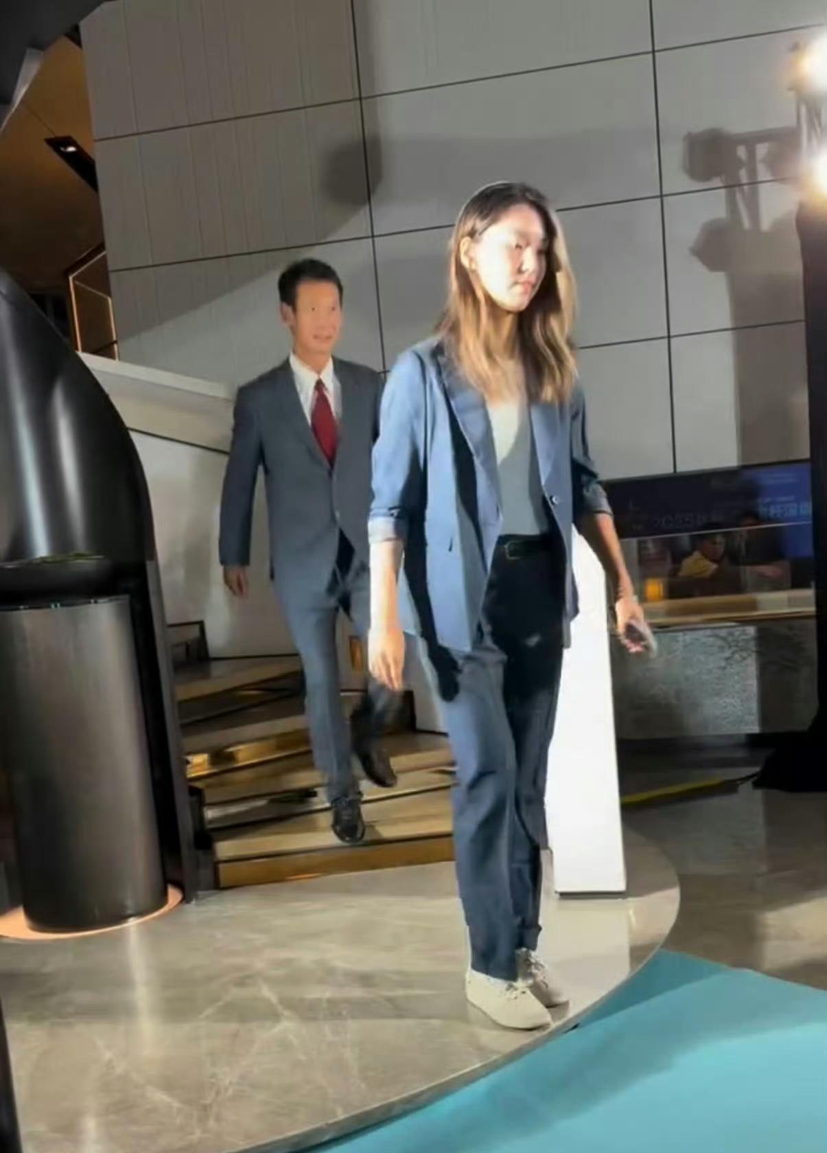 为什么感觉打网球的运动员颜值都很高呢
那种英姿飒爽