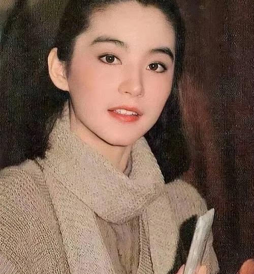 林青霞为驻场乐队敬酒，尽显巨星风范与亲和魅力。舞台上，她褪去光环，以真诚姿态走向