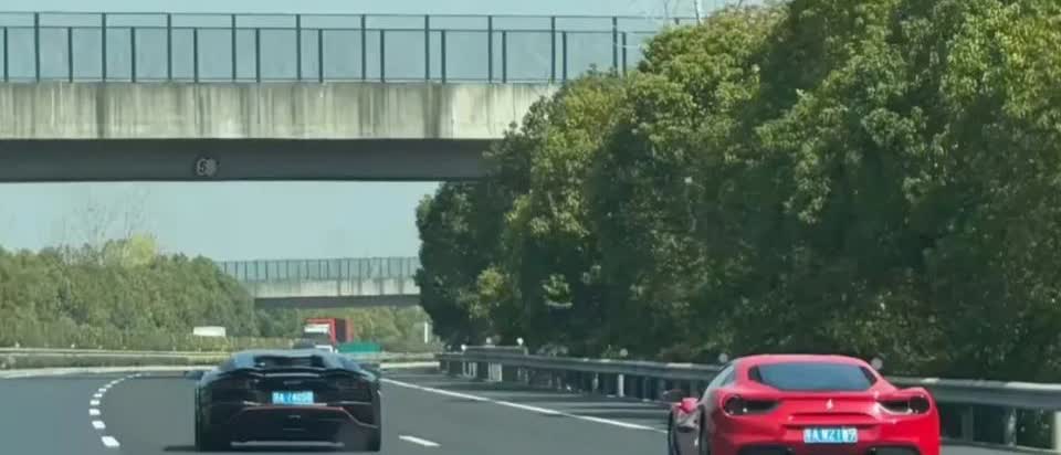 超跑难上高速？老王开法拉利回老家，收费站刮个底盘两万没了，油门没踩透却要收着开。