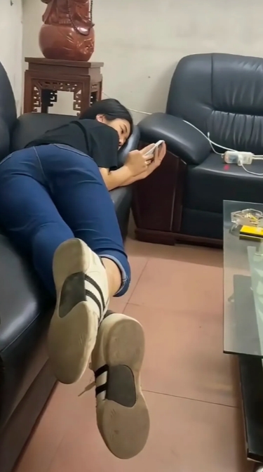 你说这学校放啥假啊一放假就这样
抱个手机比妈妈都亲

