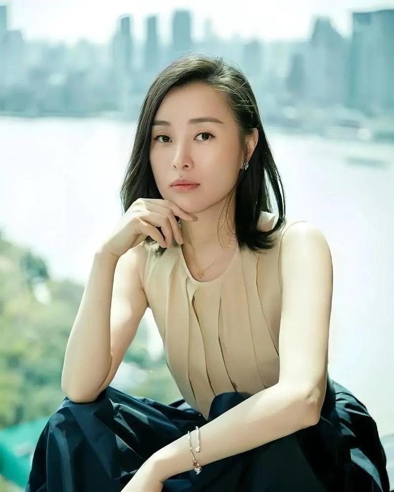 娱乐圈女星的财富积累方式总能引发观众无限好奇，今天咱们来扒一扒与陈建斌人生轨迹有