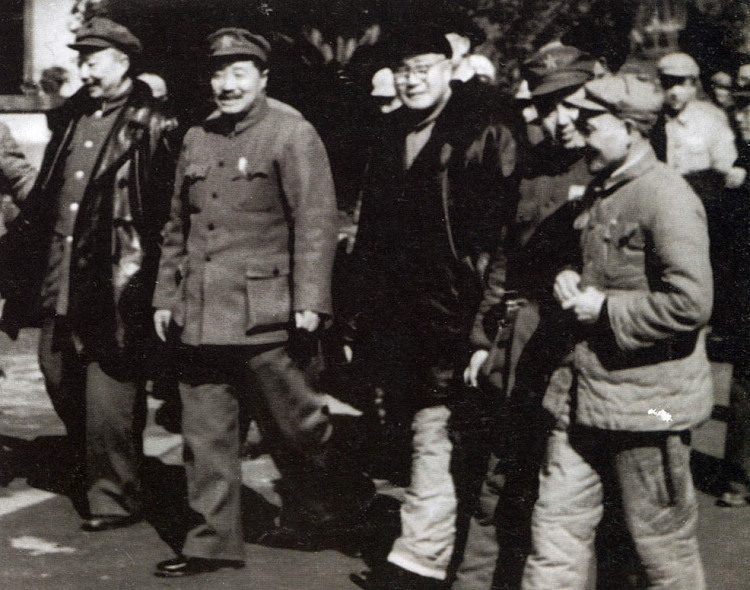 进军大西南，第二野战军解放重庆，挥兵成都，明明可以进入成都，宣布成都解放，刘伯承