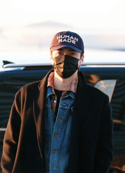 今日吴世勋出发香港机场图，香港跨年演唱会见