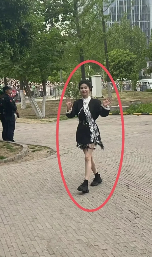 这么漂亮的大明星，保安大叔居然不偷看，过分了啊。哈哈哈