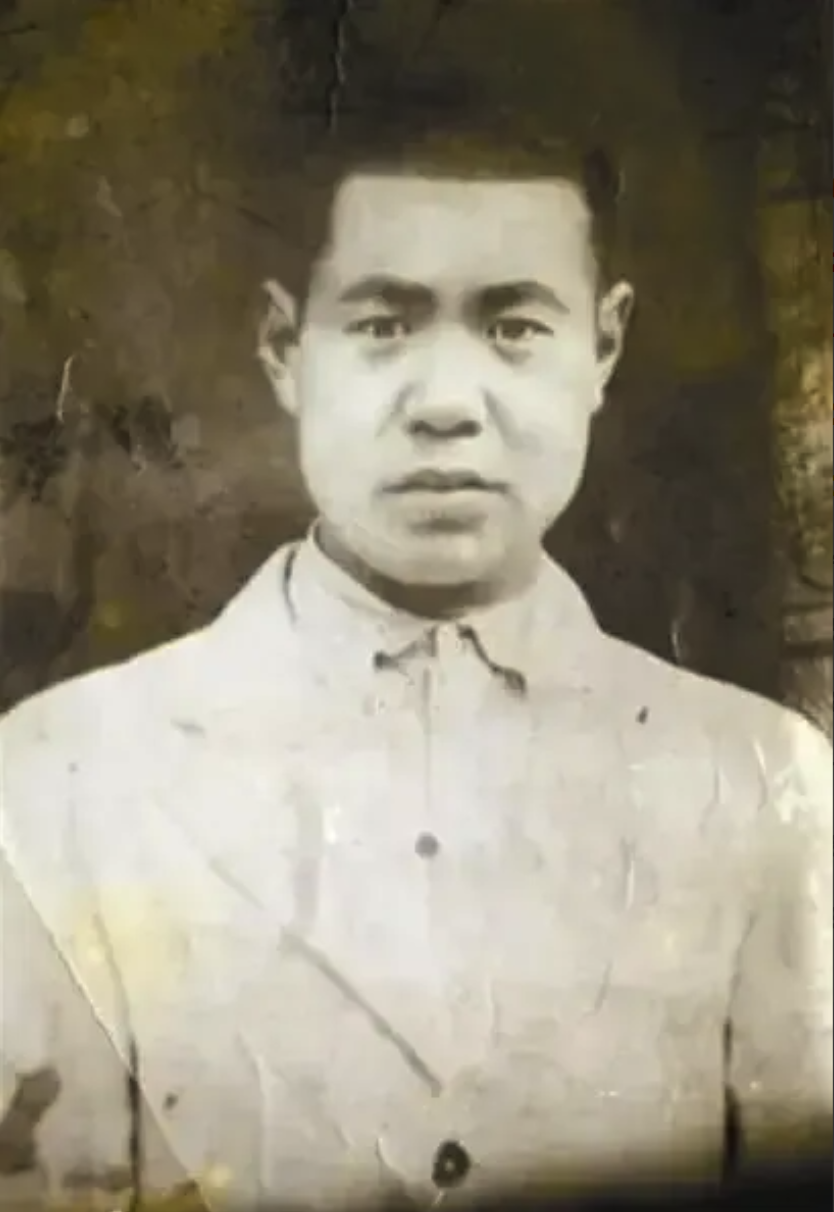 1939年，八路军打了一个大胜仗，连长钟茂华缴获了一件漂亮的军大衣，谁知杨成武看