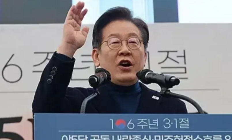 李在明瞬间不慌了！
就在前天，3月18日，李在明终于如愿以偿得到了韩国警方的保护