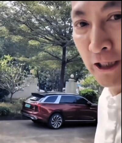 陶晶莹应该学学何家劲。
何家劲最近开上了国产红旗轿车。他现在定居惠州，长年为当地
