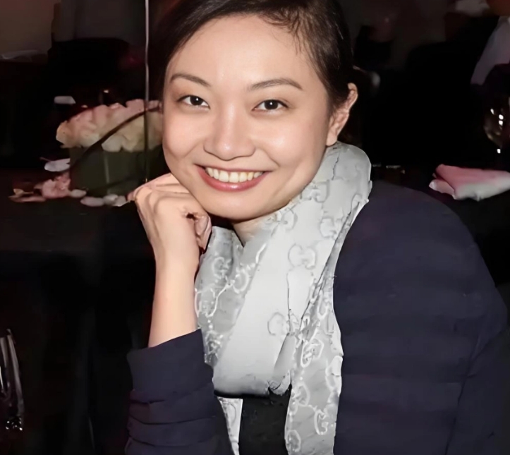 姜珊是著名相声演员姜昆与妻子李静民的独生女。她自幼便展现出极高的艺术天赋，4岁时