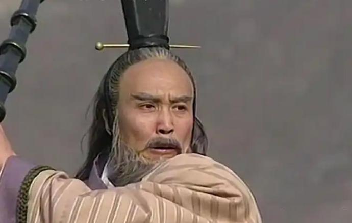 伍子胥找到楚平王的遗体后，鞭尸三百下，然后脚踩其胸腹，右手抠出其眼珠，厉声道：你