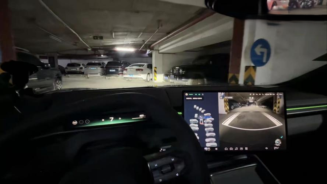 这种场景就体现离车泊入的好处了
看到袁启聪在微博分享新P7在地下停车场离车泊入的