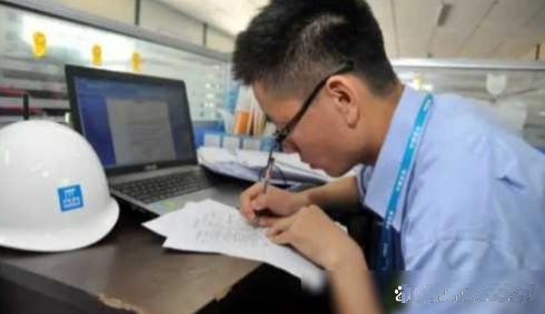 公司的技术员月薪8500，3年了没加薪，他提出离职，老板没挽留，随后以10000
