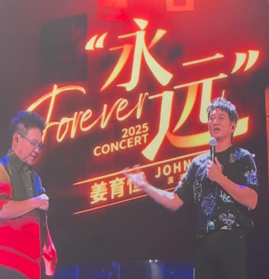 姜育恒今晚的助唱嘉宾竟然是吴奇隆！
刚把他请上来
姜育恒就调侃地问：诗诗有没跟着