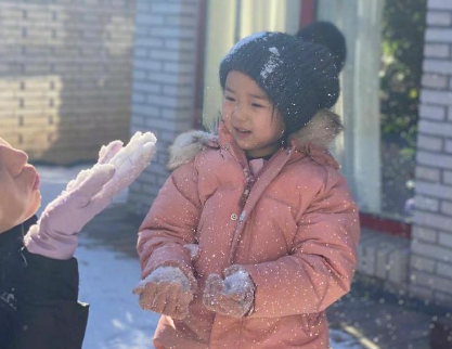 曾经高云翔逗着小酒窝玩雪花，如今他的女儿叫张维伊做爸爸