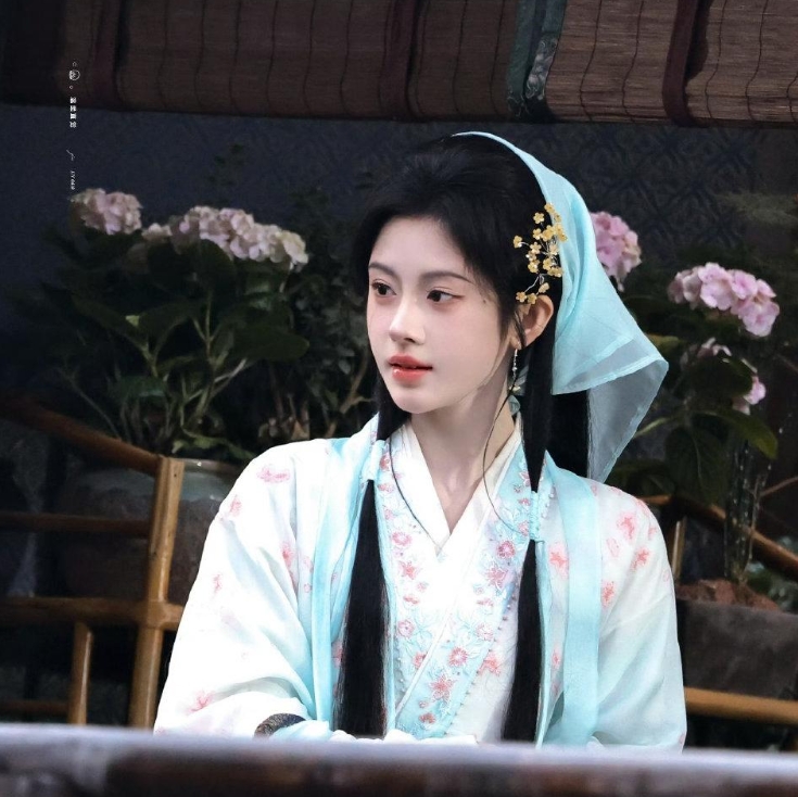 四千年美女的脸怎么看着和以前不一样了，看着有些许陌生，但看妆造和滤镜又觉得是她本