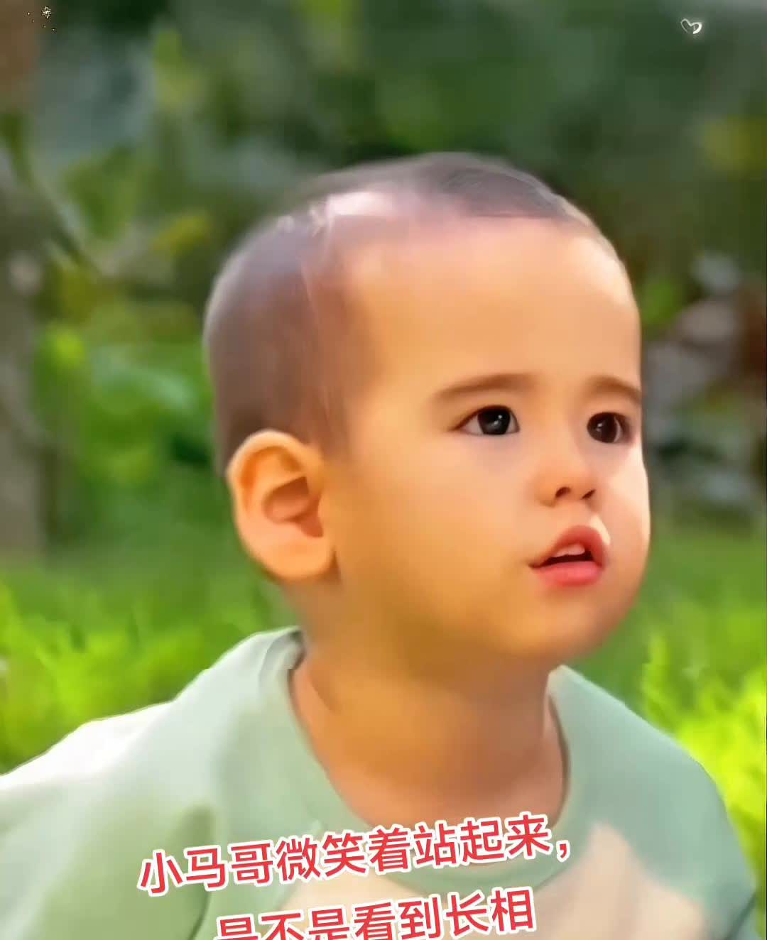 小马哥微笑着站起来，是不是看到长相像妈妈的女生了？