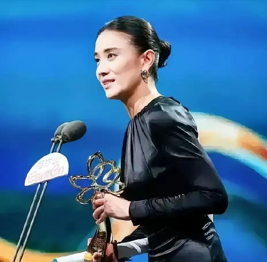 这东北大妞，眼里有光，心里有真善美，得了白玉兰最佳女主角奖，发言不是泛泛的感谢，