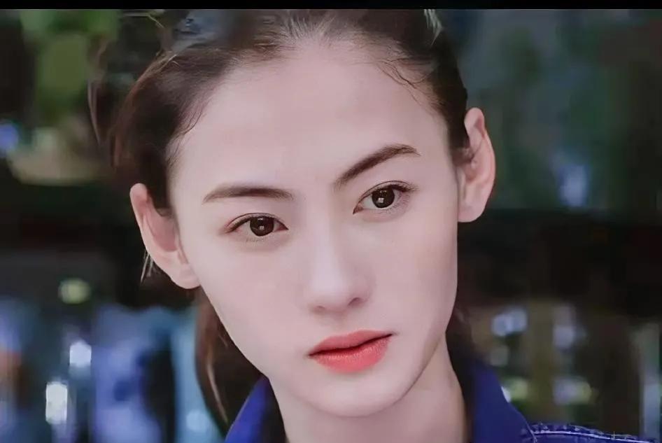 如果真的要和张柏芝长相沾边
这两位相对比的话还是选择前者
李宛妲混血儿的长相倒是