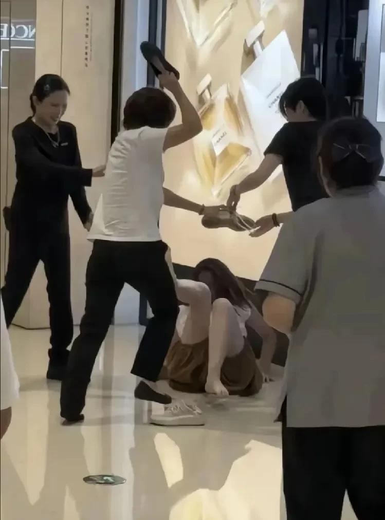 香奈儿柜姐打顾客，让人联想到王漫妮，普通人家的女孩去奢侈品店当柜姐，每天看见的都