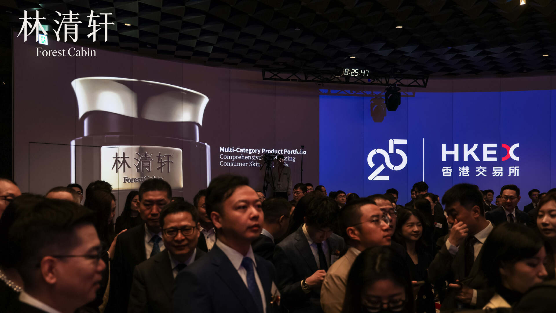 刚刚，领跑外资的国产美妆，敲锣上市！