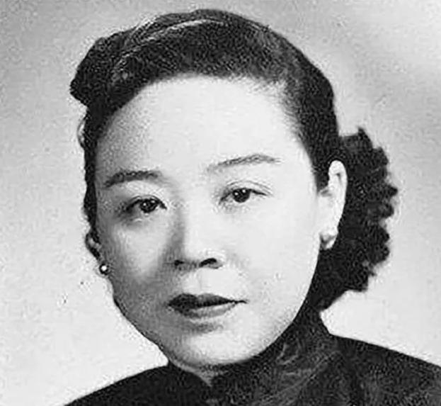 1986年，白崇禧的二女儿白先慧偷偷回到大陆，哪曾想，宾馆老板突然叫她：“白小姐