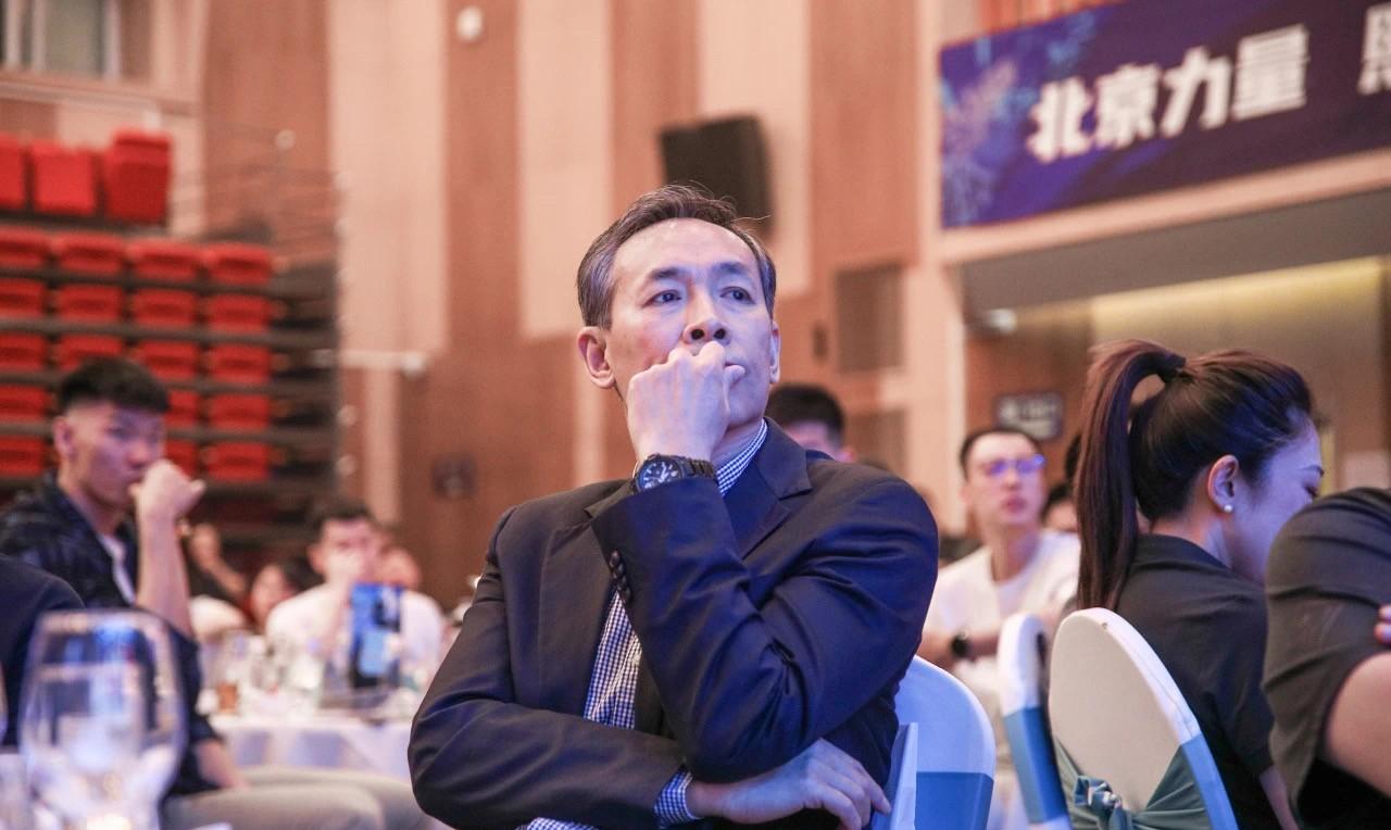 CBA联赛上赛季最佳主教练排名如下：
第一名：北京北汽的许利民指导。
第二名：青