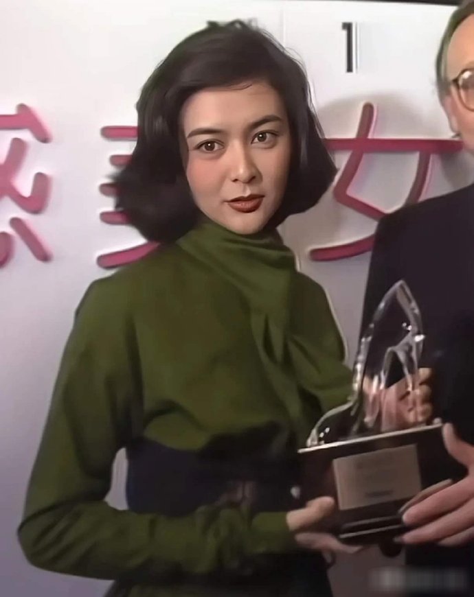 关之琳的颜值可谓是当时香港第一美女，第一张照片关之琳与亚洲小姐冠军邱月清同框还是