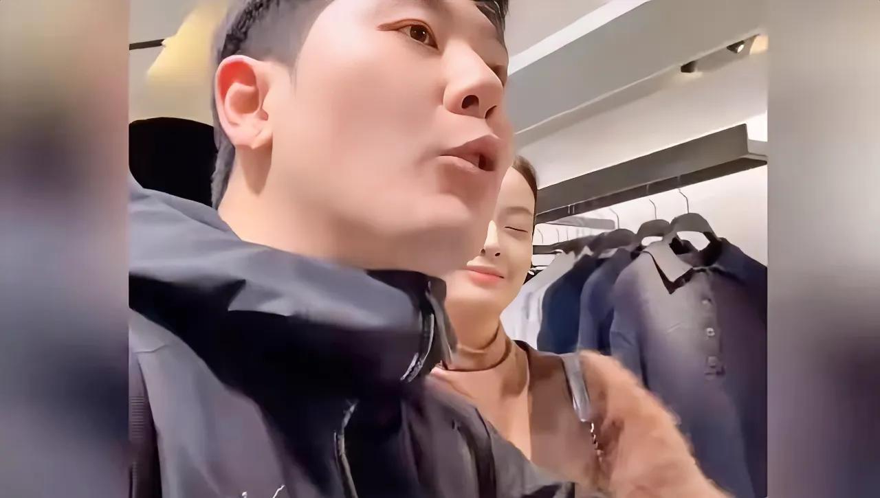 夫妻逛街，妻子看中一件6800元的衣服，询问价格后，因太贵决定不买。店员却狗眼看