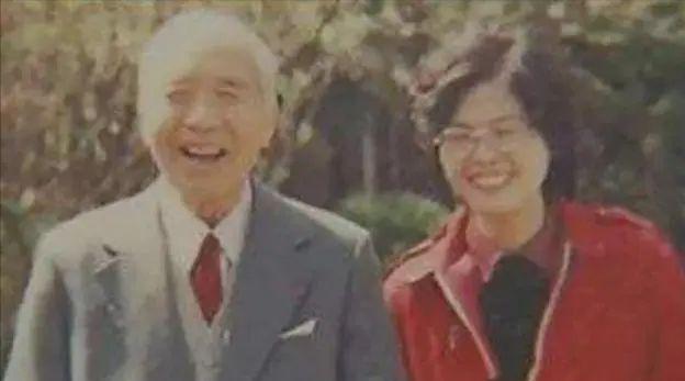1988年上海，86岁的名医邝安堃娶年仅23岁的小保姆，4年后逝世，哪曾想，留下