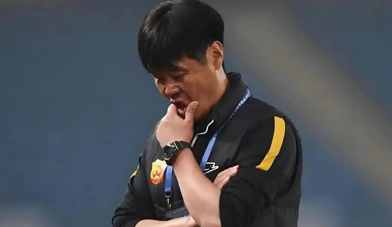 主动下课！也许是李霄鹏最后的体面。

竞技体育永远离不开成绩的考核，过不了就