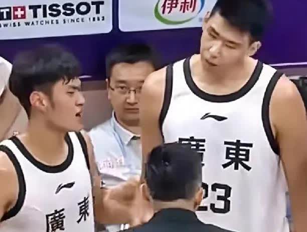 徐昕硬怼杜峰，底气何在？
7月28日，身高2米26中锋徐昕硬怼主教练杜峰，看是
