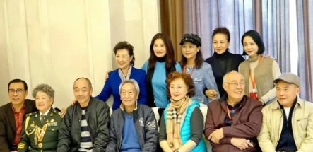 后排就认得出风姿绰约的王馥荔、陈炜、陶慧敏。前排被难到了，仅仅就得认出王奎荣、许