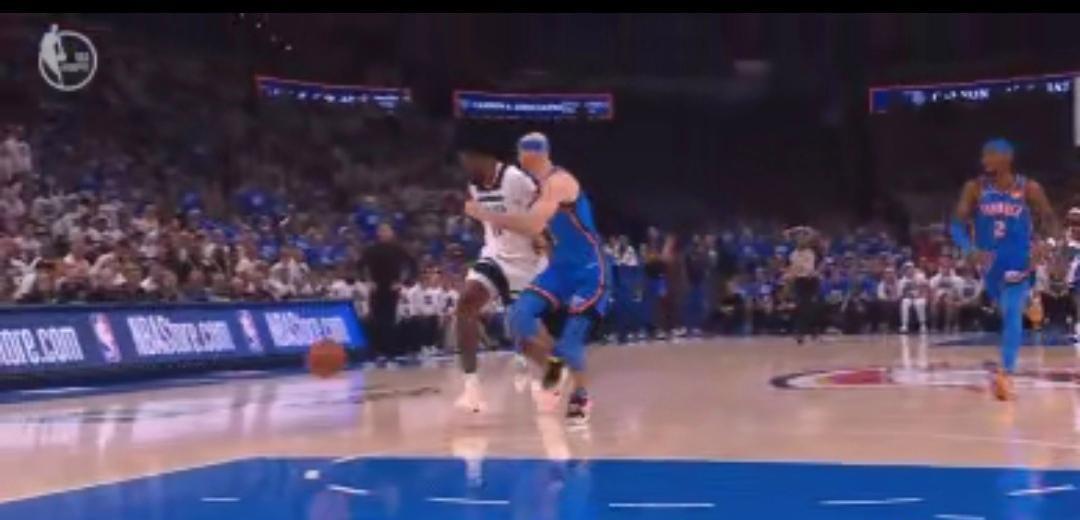 吓尿了！里德看到卡鲁索运球都哆嗦！
在今天NBA季后赛东决G5森林狼对阵雷霆的首