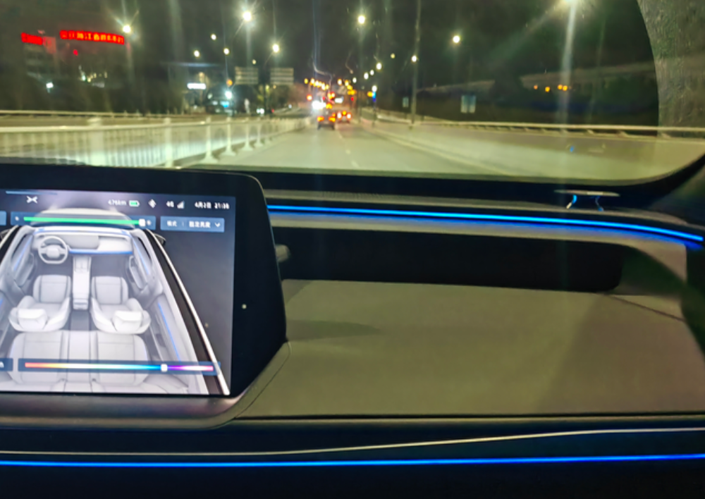 p7i最上面的那条氛围灯能单独关闭吗？
我记得销售讲解的时候说过行驶的时候最前面