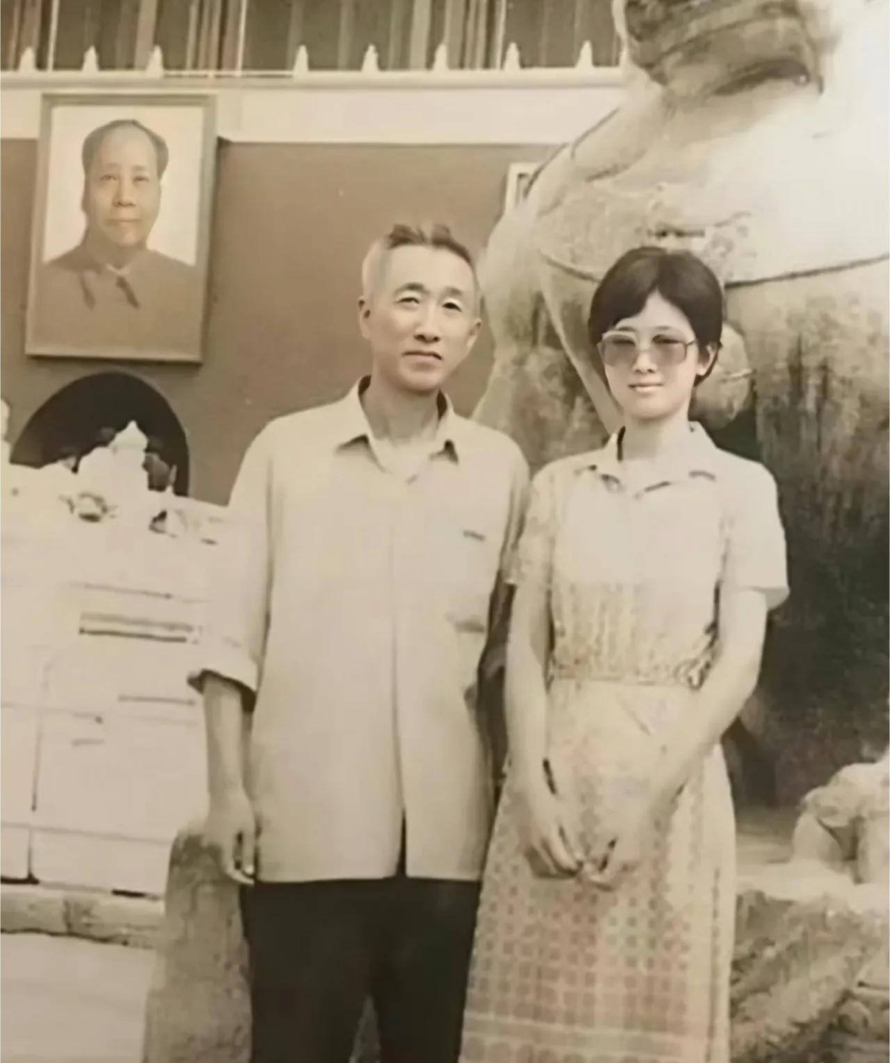 1981年，天安门前，16岁的巩俐与父亲巩力泽留下珍贵合影。彼时巩俐在济南二中读