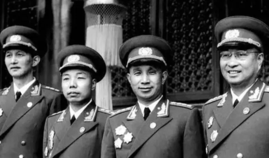 同为百万大军统帅，为何粟裕在三野有多人不服，四野林司令却说一不二?

论战功，林