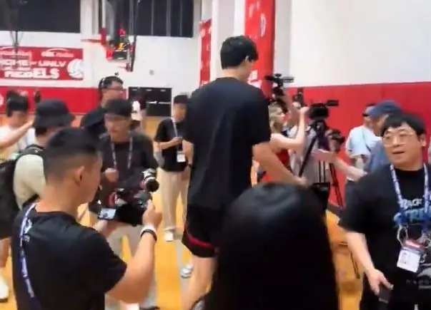 开拓者今日举行了夏联的训练以及媒体见面会。
开拓者队记Casey Holdahl