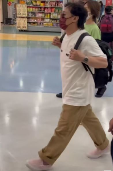被传“去世”后，陈奕迅首露面，精神状态好！
有网友晒出自己在高雄偶遇陈奕迅的视频