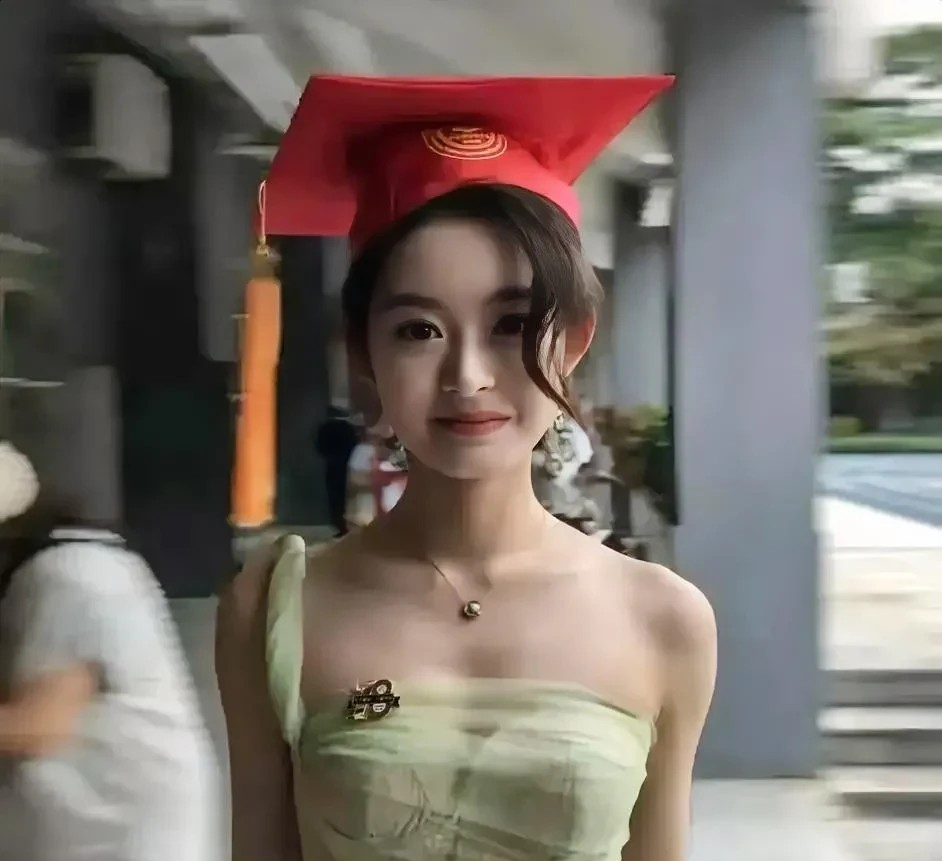 很多人还没意识到，现在最痛苦的人其实是黄杨钿甜，因为她马上就要高考并面临巨大的人