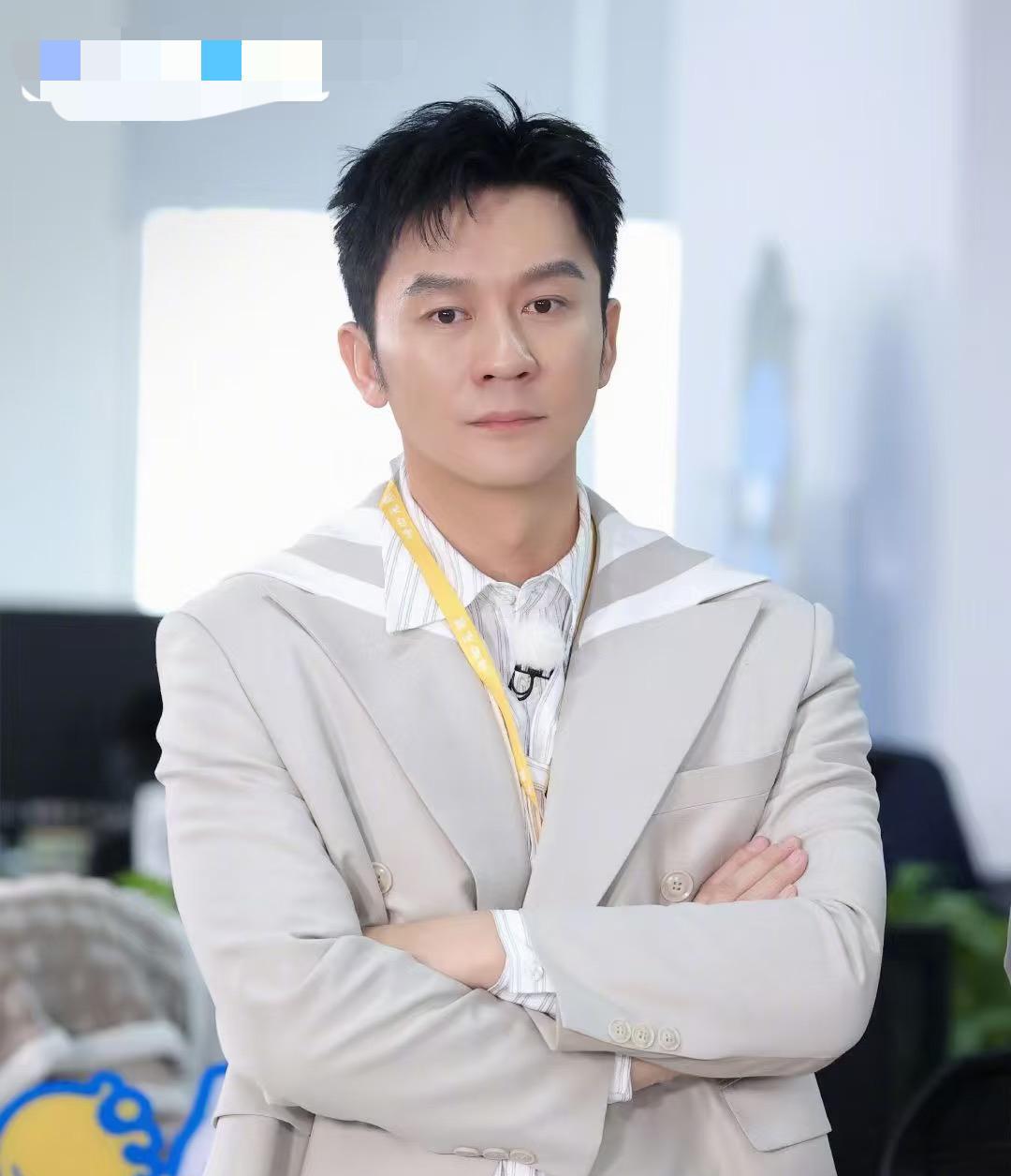 李晨现在后悔的大腿都要拍断了吧，
原因很简单，
倒不是因为没什么戏找他了，而是因