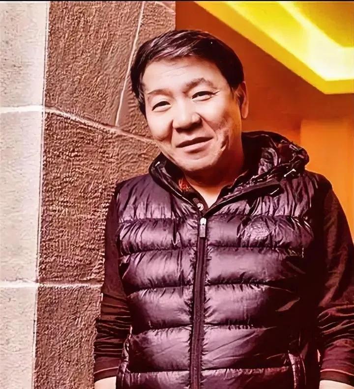 他看似长相平平，没想到是90年代热播剧《渴望》中功劳最大的，真是人不可貌相。
他